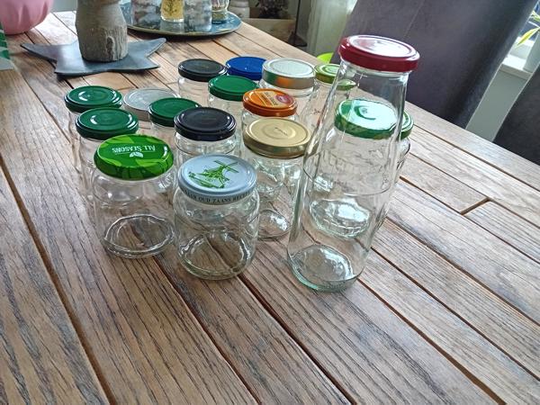 Diverse glazen potjes