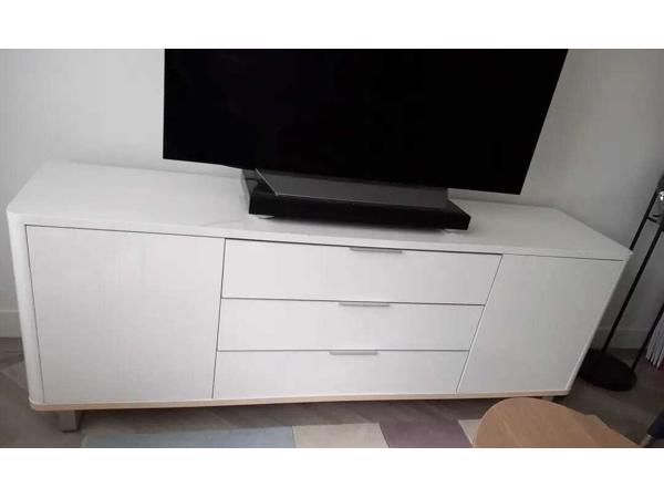 (Zwaar) TV kast, 2 deurtjes 3 laden, wit, lengte 200 X 50x 75 cm. Lichte beschadiging en een losse poot, maar verder in goede staat.