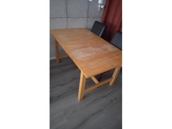 Massief houten tafel met uitschuif blad. Gebruikt maar nog zeker bruikbaar