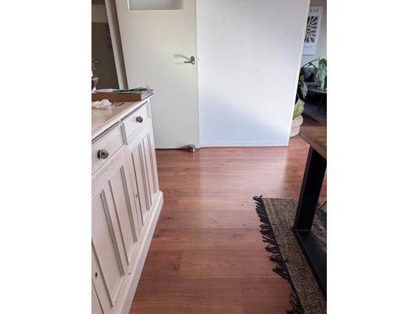 Laminaatvloer Krono Swiss 68m2 incl 79m plint