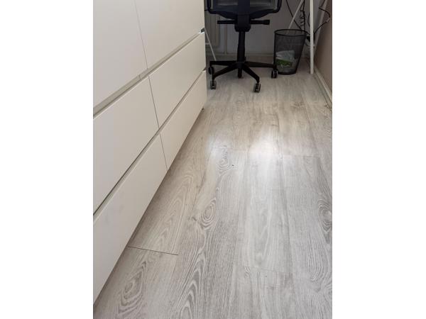 Laminaatvloer Krono Swiss 68m2 incl 79m plint