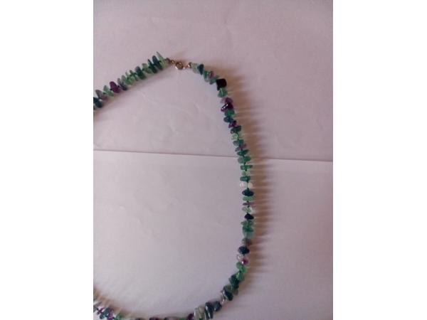 Fluoriet ketting in groen, paars en transparant kleur 60 cm