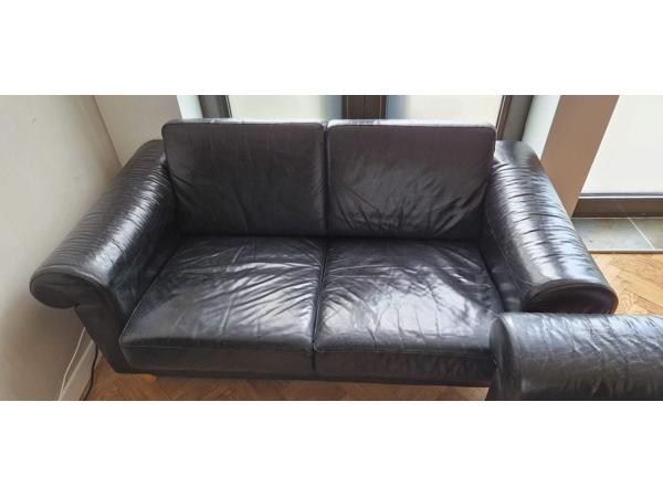 Twee zwarte leren banken