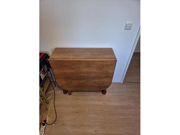 Lamp, uitklaptafel, kapstok en vier IKEA nachtkastjes