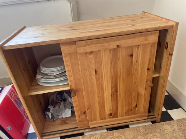 Houten kastje met schuifdeurtjes