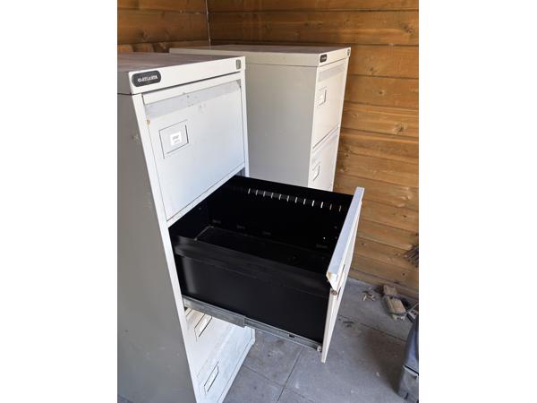 2x ijzeren ladekasten