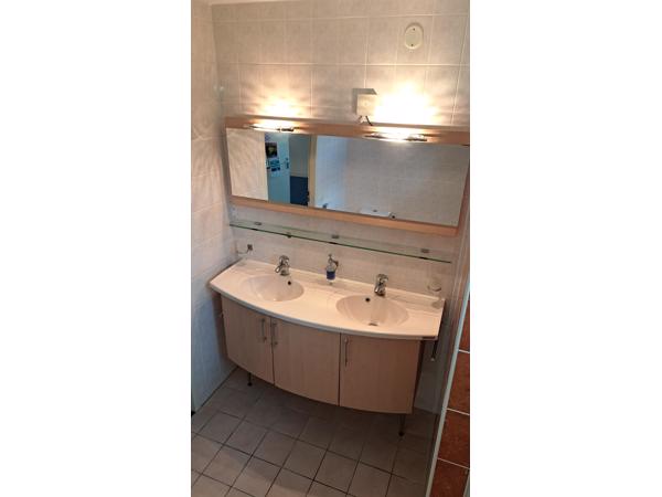 Dubbele wastafel met spiegel 140 cm breed