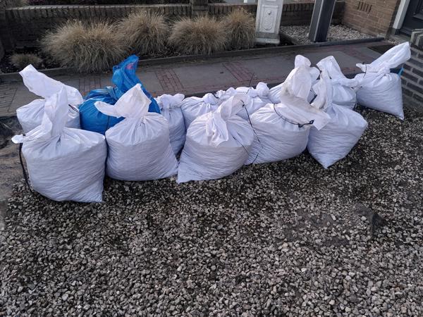 Puinzakken met siergrind