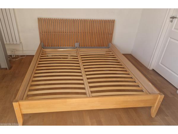 Sfeervol tweepersoonsbed met nachttafeltjes