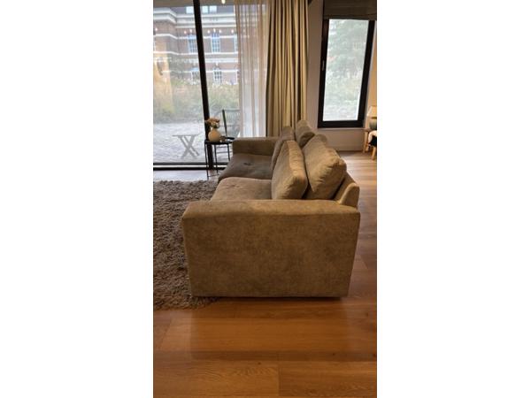 Grijze 3-zitsbank met hocker