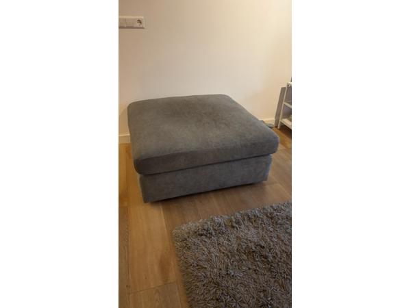 Grijze 3-zitsbank met hocker