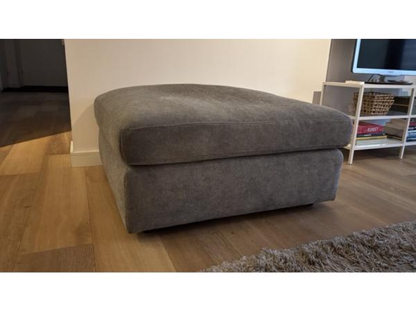 Grijze 3-zitsbank met hocker