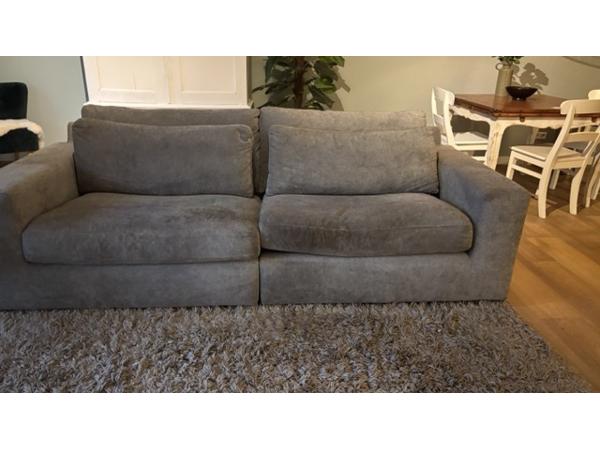 Grijze 3-zitsbank met hocker