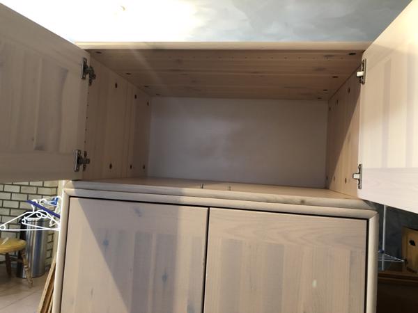 kledingkast met spiegel en laden.