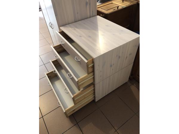 kledingkast met spiegel en laden.