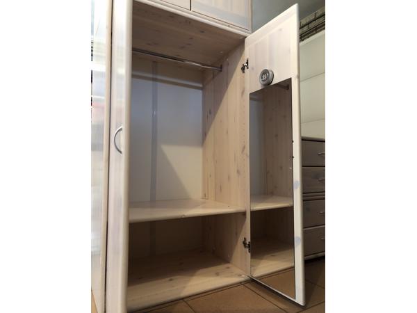 kledingkast met spiegel en laden.