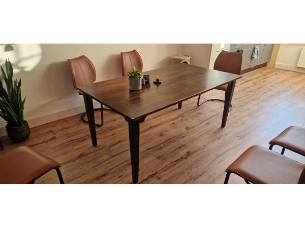 Tafel donker hout