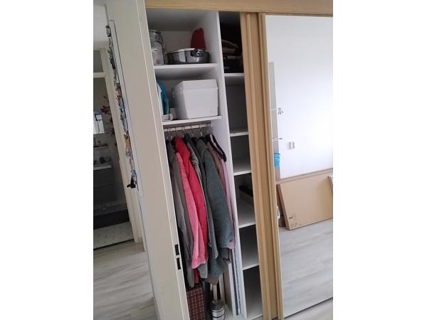 Kast met lig en hang gedeelte. Breed 1.51cm x hoog 2.22 cm x diep 64 cm