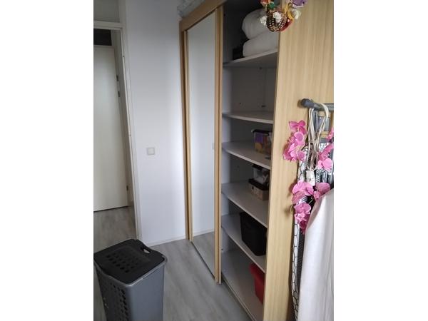 Kast met lig en hang gedeelte. Breed 1.51cm x hoog 2.22 cm x diep 64 cm