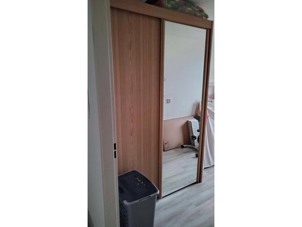 Kast met lig en hang gedeelte. Breed 1.51cm x hoog 2.22 cm x diep 64 cm