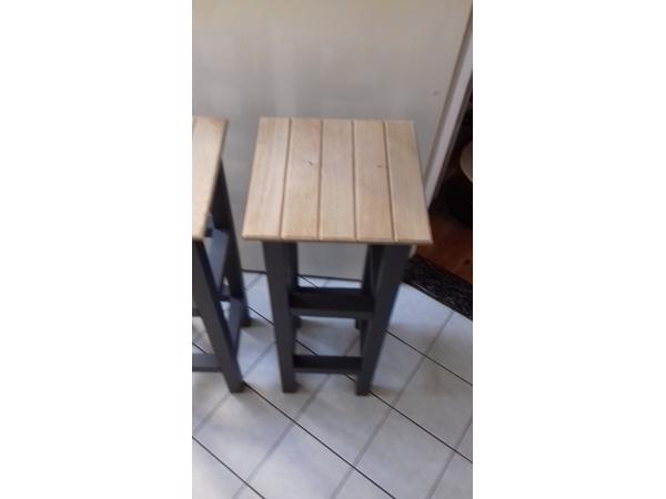 Twee identieke houten tafeltjes