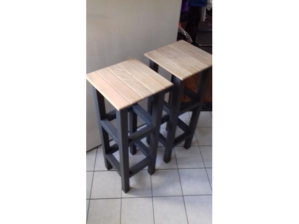 Twee identieke houten tafeltjes