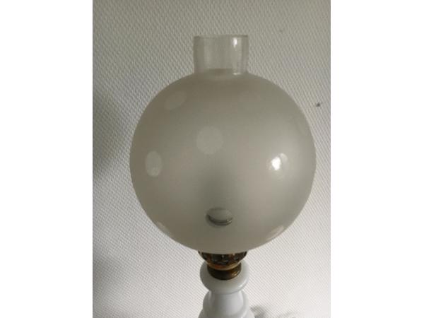 vintage lamp van porselein met losse glazen kap