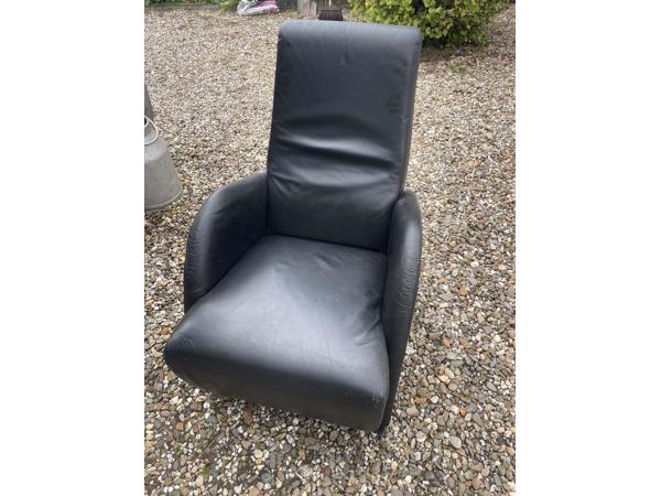 Twee zwart leren fauteuils