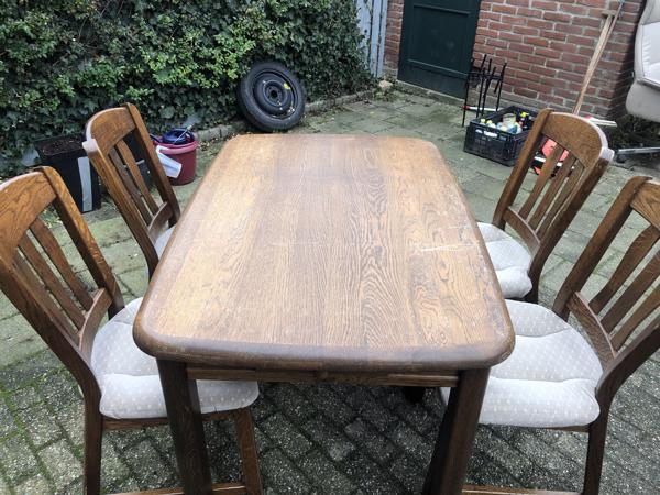 Eettafel met stoelen