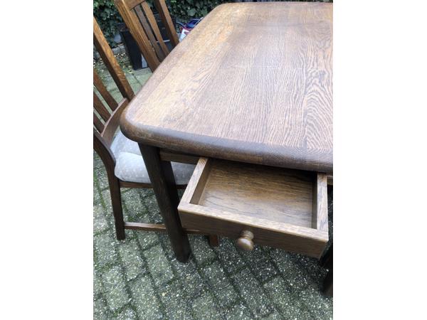 Eettafel met stoelen