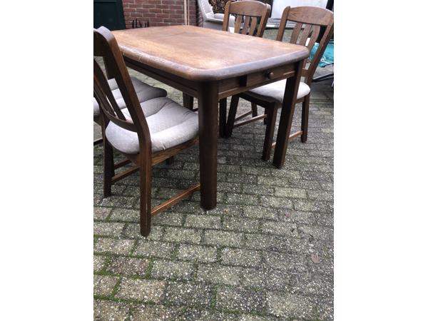 Eettafel met stoelen