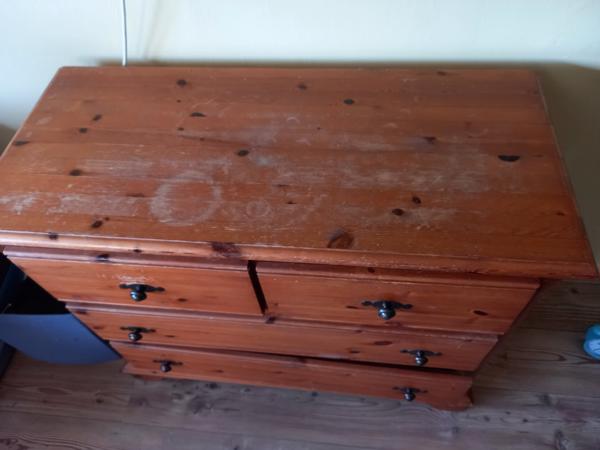 Mooi grenen ladekastje