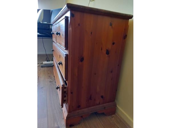 Mooi grenen ladekastje