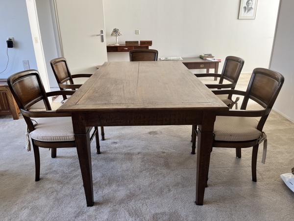 Grote antieke eettafel