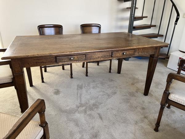 Grote antieke eettafel
