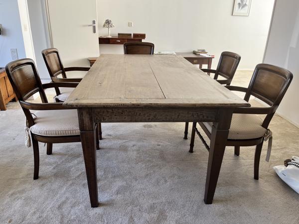 Grote antieke eettafel