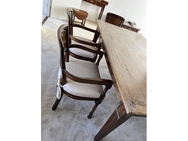 Grote antieke eettafel