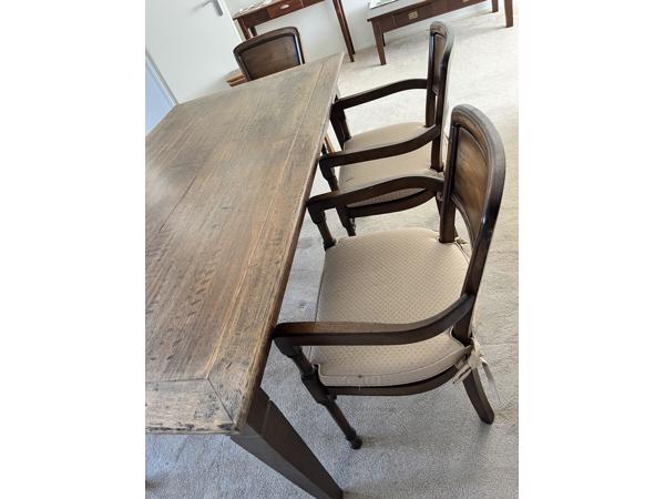 Grote antieke eettafel