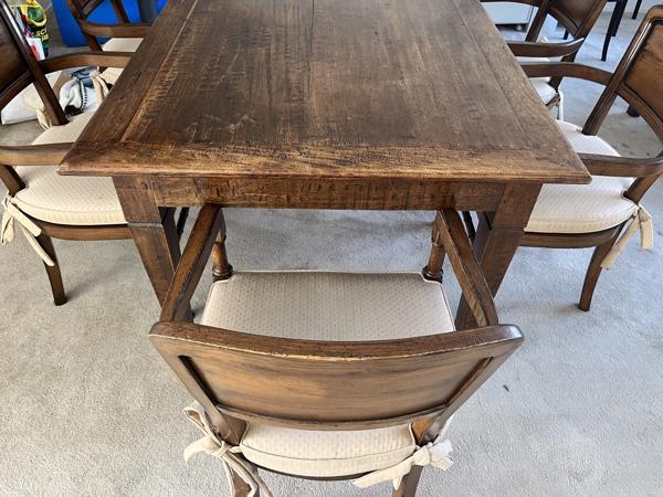 Grote antieke eettafel