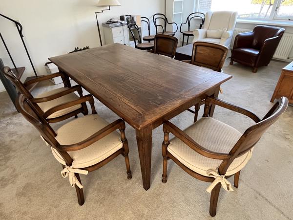 Grote antieke eettafel