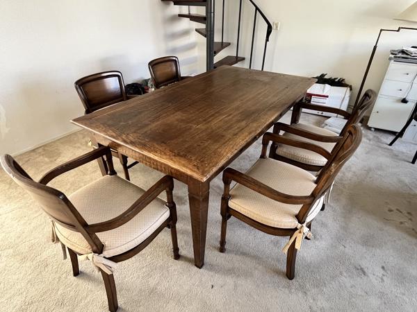 Grote antieke eettafel
