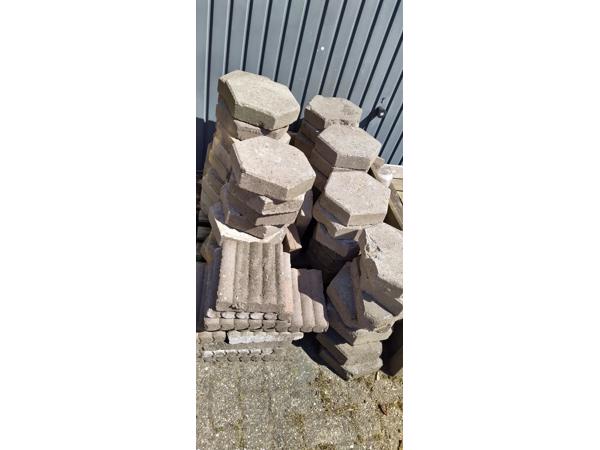 Tientallen 6 kantige tegels, dikte 7 cm