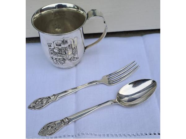 Oude Gero 90 verzilverde geboortebeker met bestek.