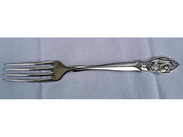 Oude Gero 90 verzilverde geboortebeker met bestek.