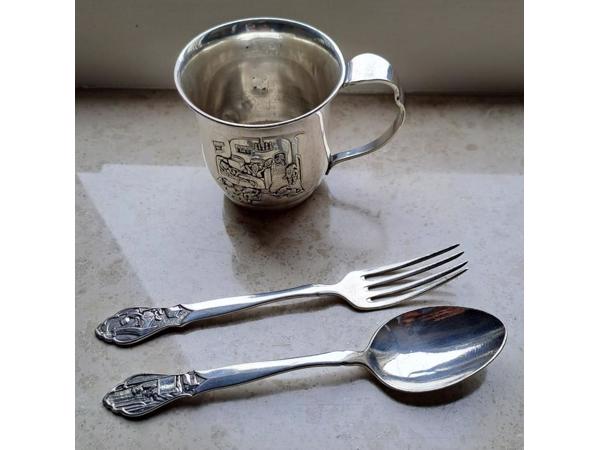 Oude Gero 90 verzilverde geboortebeker met bestek.