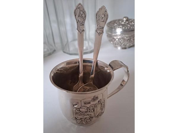 Oude Gero 90 verzilverde geboortebeker met bestek.