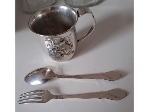 Oude Gero 90 verzilverde geboortebeker met bestek.