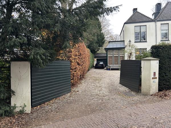 Te koop: Een houten tuinhek (poort) bestaande uit twee delen.