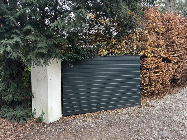 Te koop: Een houten tuinhek (poort) bestaande uit twee delen.