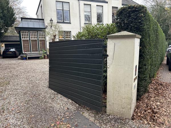 Te koop: Een houten tuinhek (poort) bestaande uit twee delen.